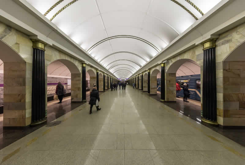 Visitando las estaciones del metro de San Petersburgo