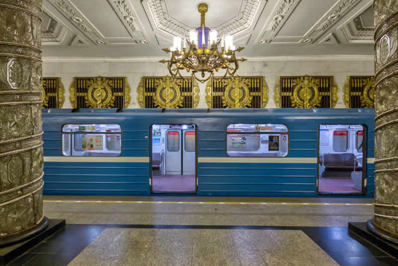 Visitando las estaciones del metro de San Petersburgo